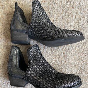 Very Volatile (brand) Women's Booties - Size 6.5